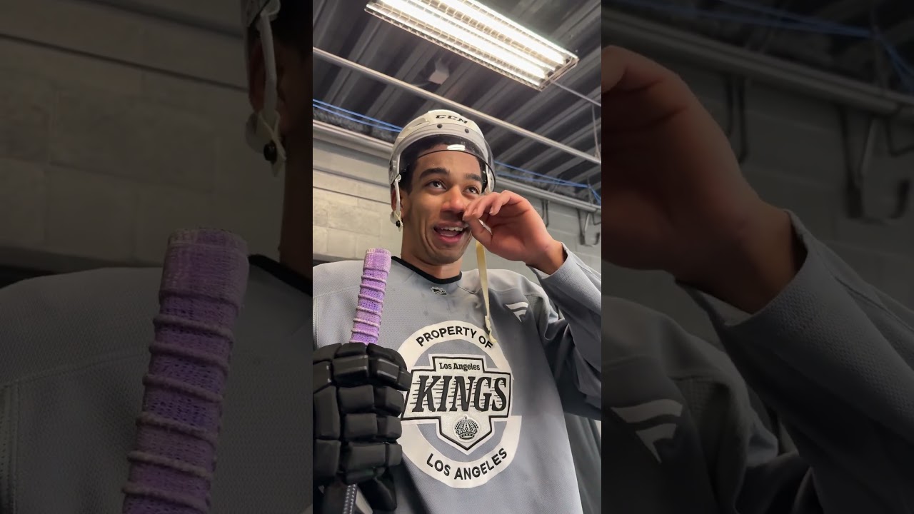 The concept of leaving your Christmas decorations up until May #lakings #hockey