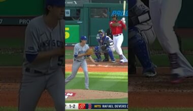 Are we sure this fan isn't a Gold Glove winner? 🤨