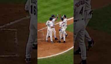 Mike Piazza CRUSHES a home run to start the scoring onslaught 😤