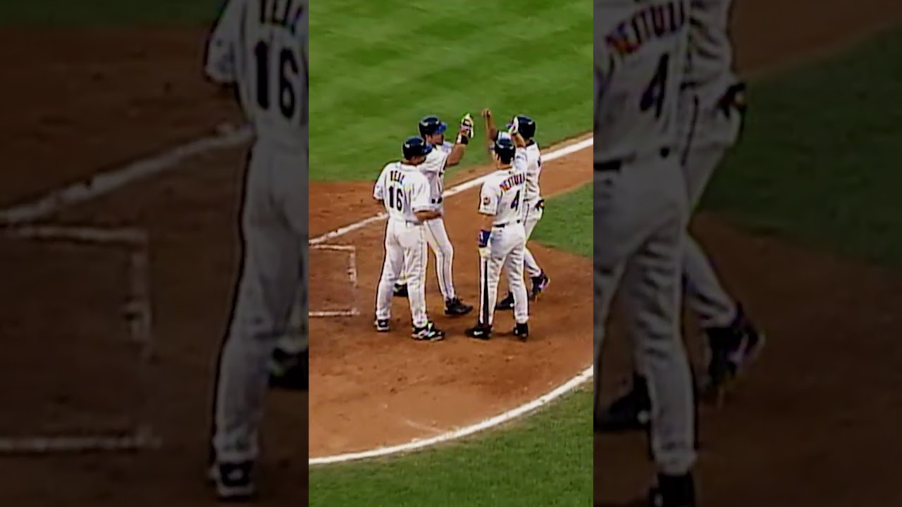 Mike Piazza CRUSHES a home run to start the scoring onslaught 😤