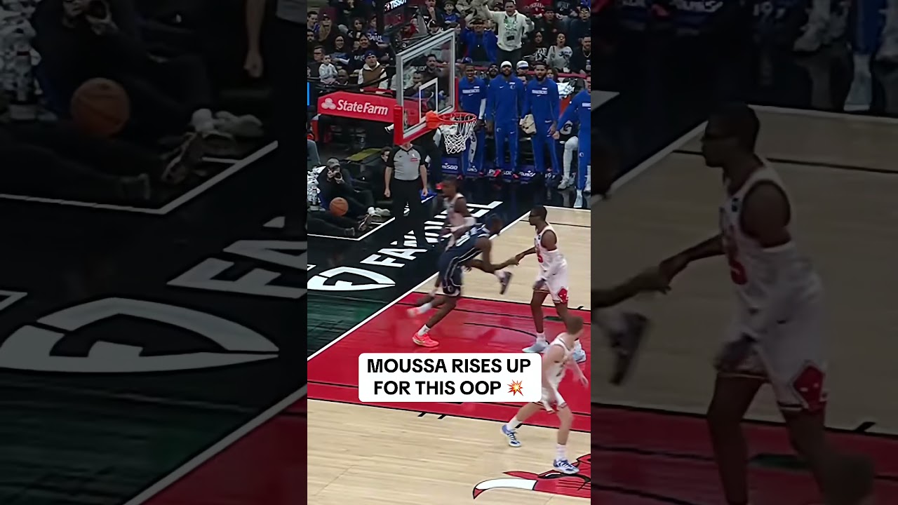 He's soarin', flyin' ✈️ #alleyoop #dunk #dallasmavericks