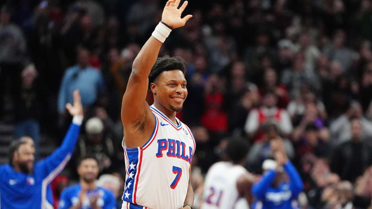 Former Raptors star Kyle Lowry gets huge ovation in four-quarter cameo as 76ers win in Toronto