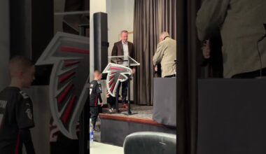 This moment between the Ice Cubes and Arthur Blank after Matt Ryan's introductory press conference 🥹