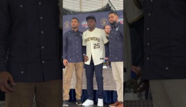 Entrega de chaqueta al infielder Ricky Moneys de Milwaukee Brewers