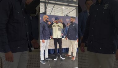 Entrega de la chaqueta del prospecto infielder de los Milwaukee Brewers, Angenis Fernández.