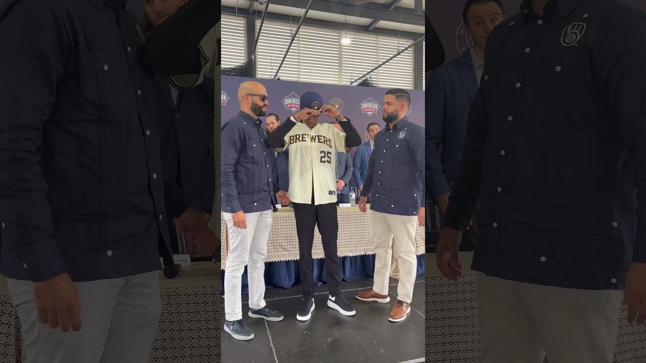 Entrega de la chaqueta del prospecto infielder de los Milwaukee Brewers, Angenis Fernández.