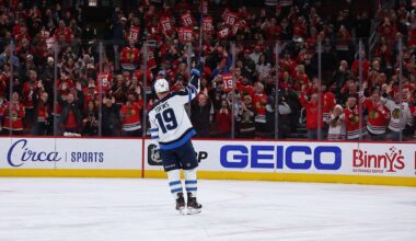 TOEWS gets EPIC ovation in return to Chicago