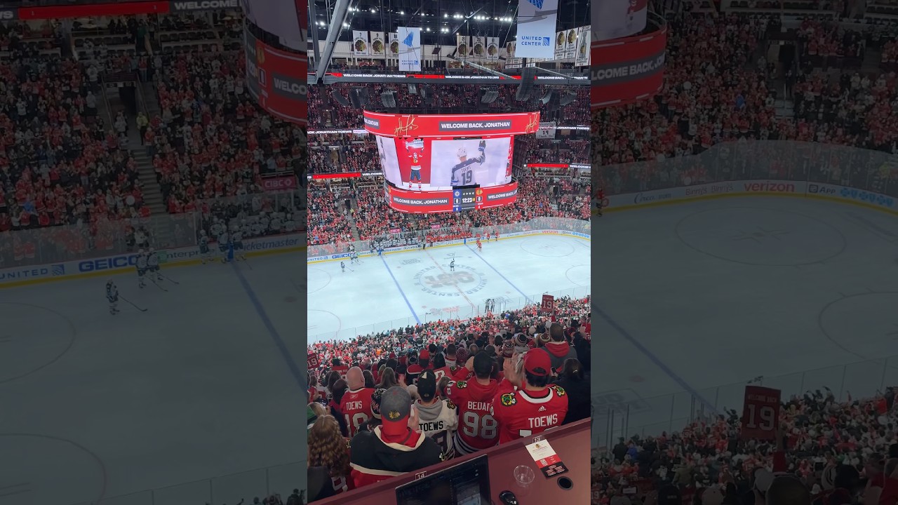 Jonathan Toews returns to Chicago 💙 #gojetsgo