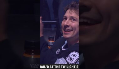 No one loves the HarmoniQueens like Kuzy #lakings #hockey