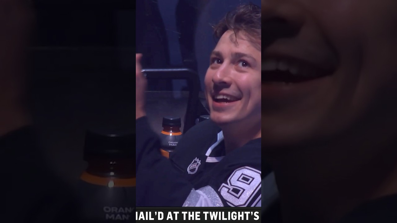 No one loves the HarmoniQueens like Kuzy #lakings #hockey