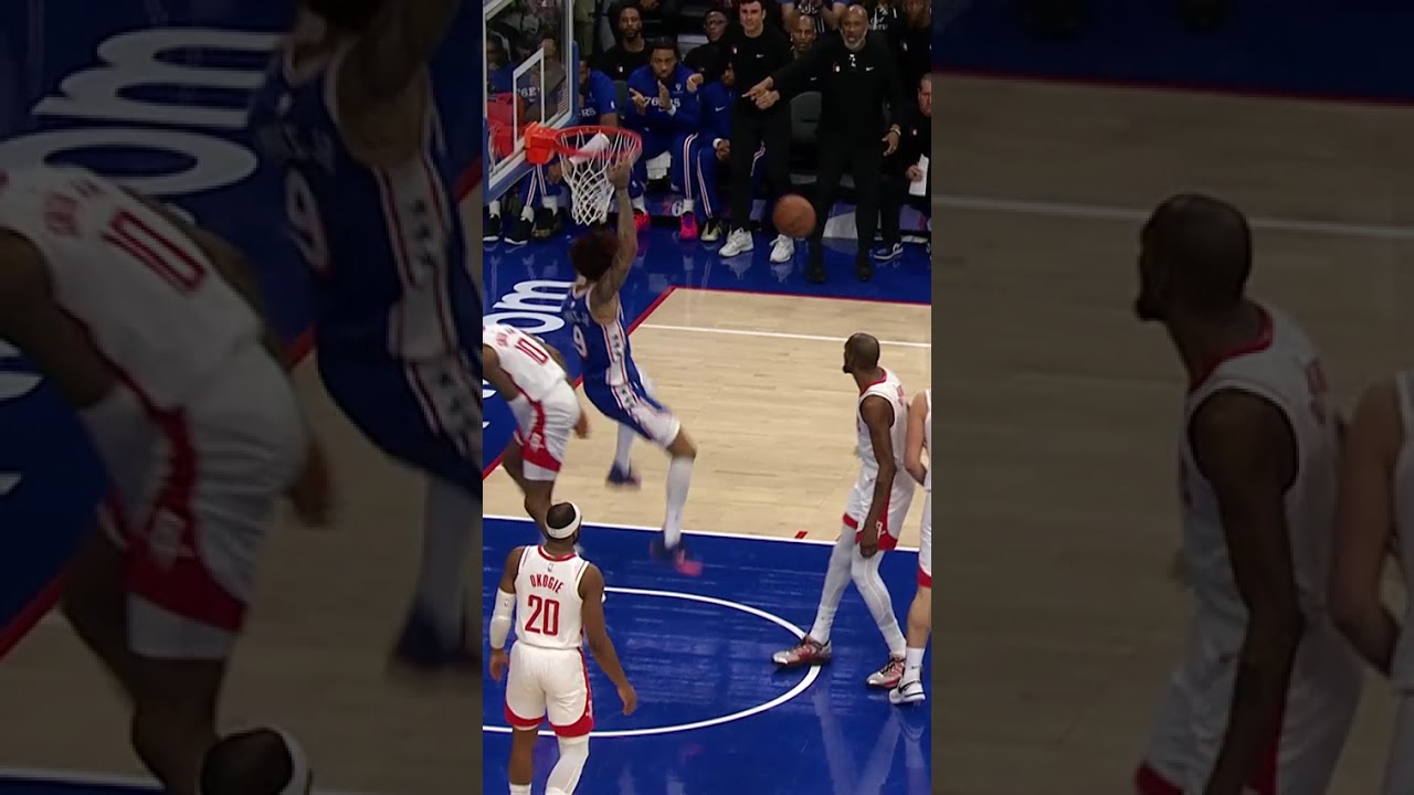 Kelly Dunks Through the Contact! 💪