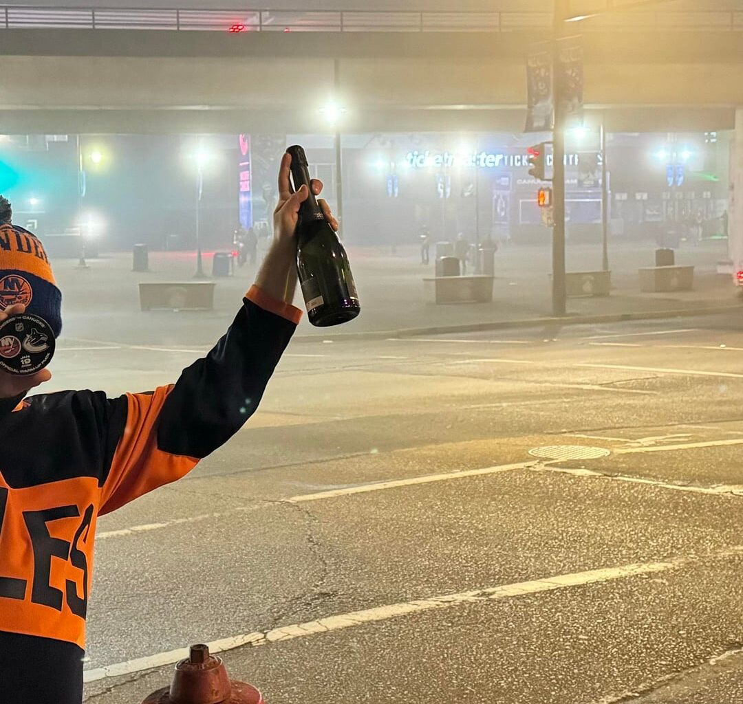 “The NY Islanders are the reason I drink!” vs. “The NY Islanders are the reason I drink.”