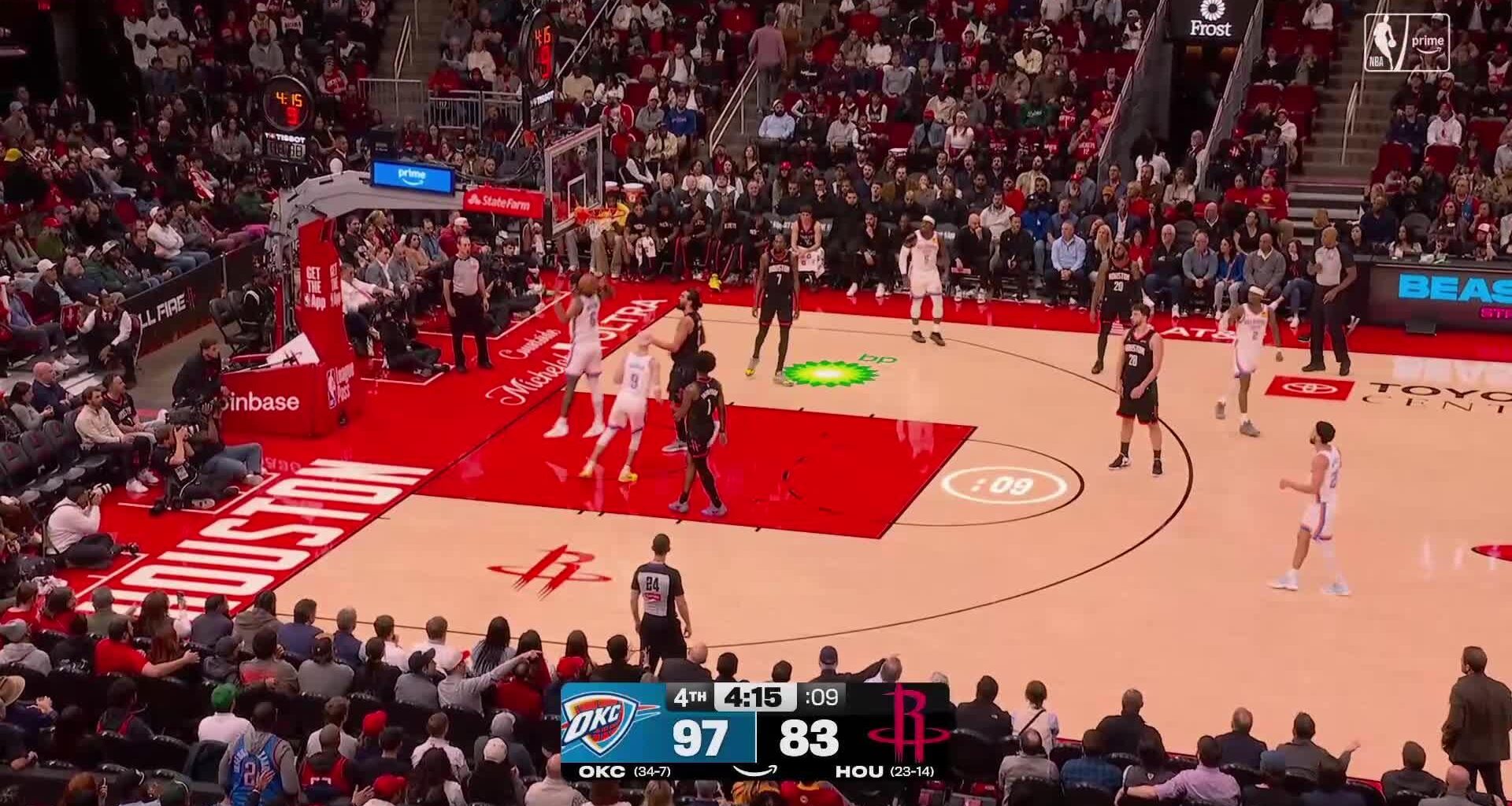 [Highlight] The refs miss a blatant backcourt violation leading to the OKC jam. Udoka asks the ref about the no-call