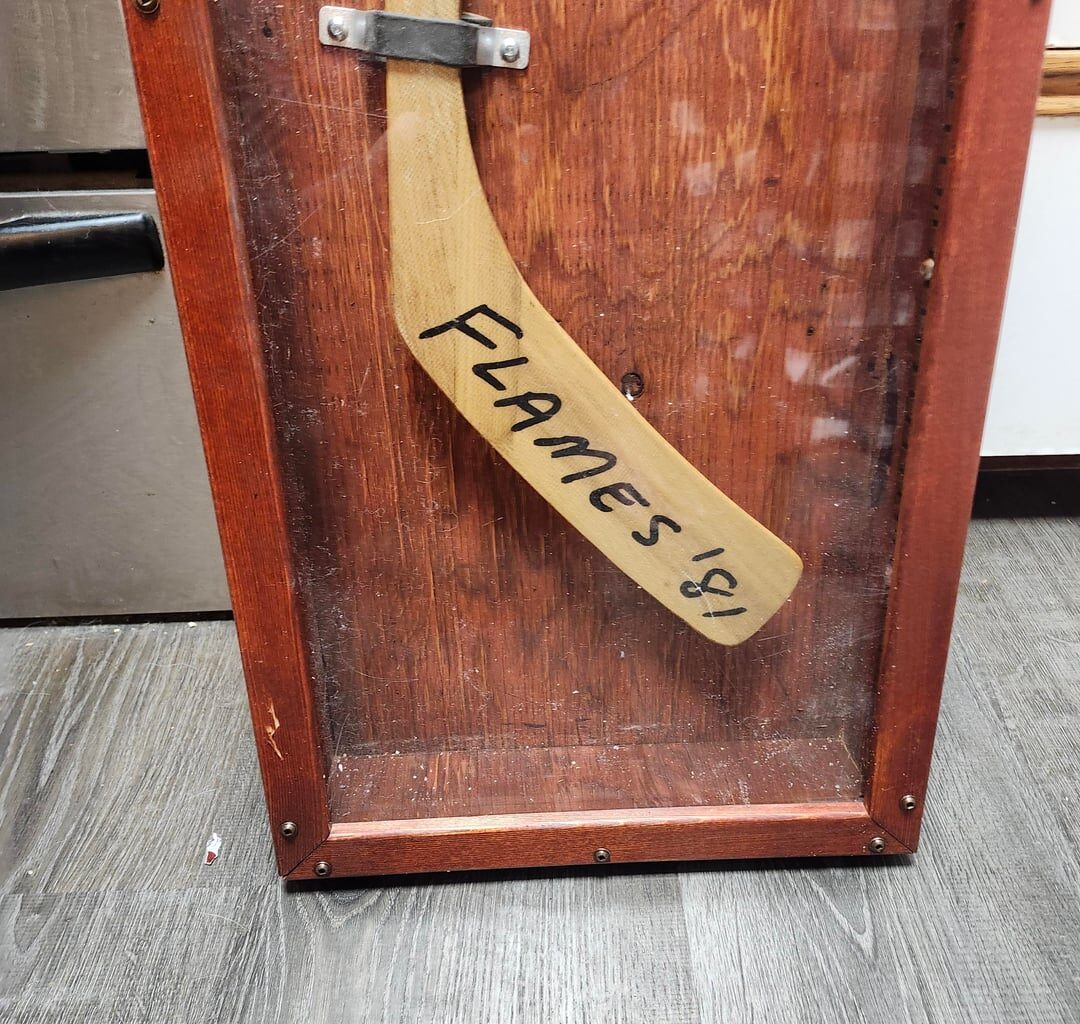 Was gifted this stick signed by the 81 flames! Pretty stoked