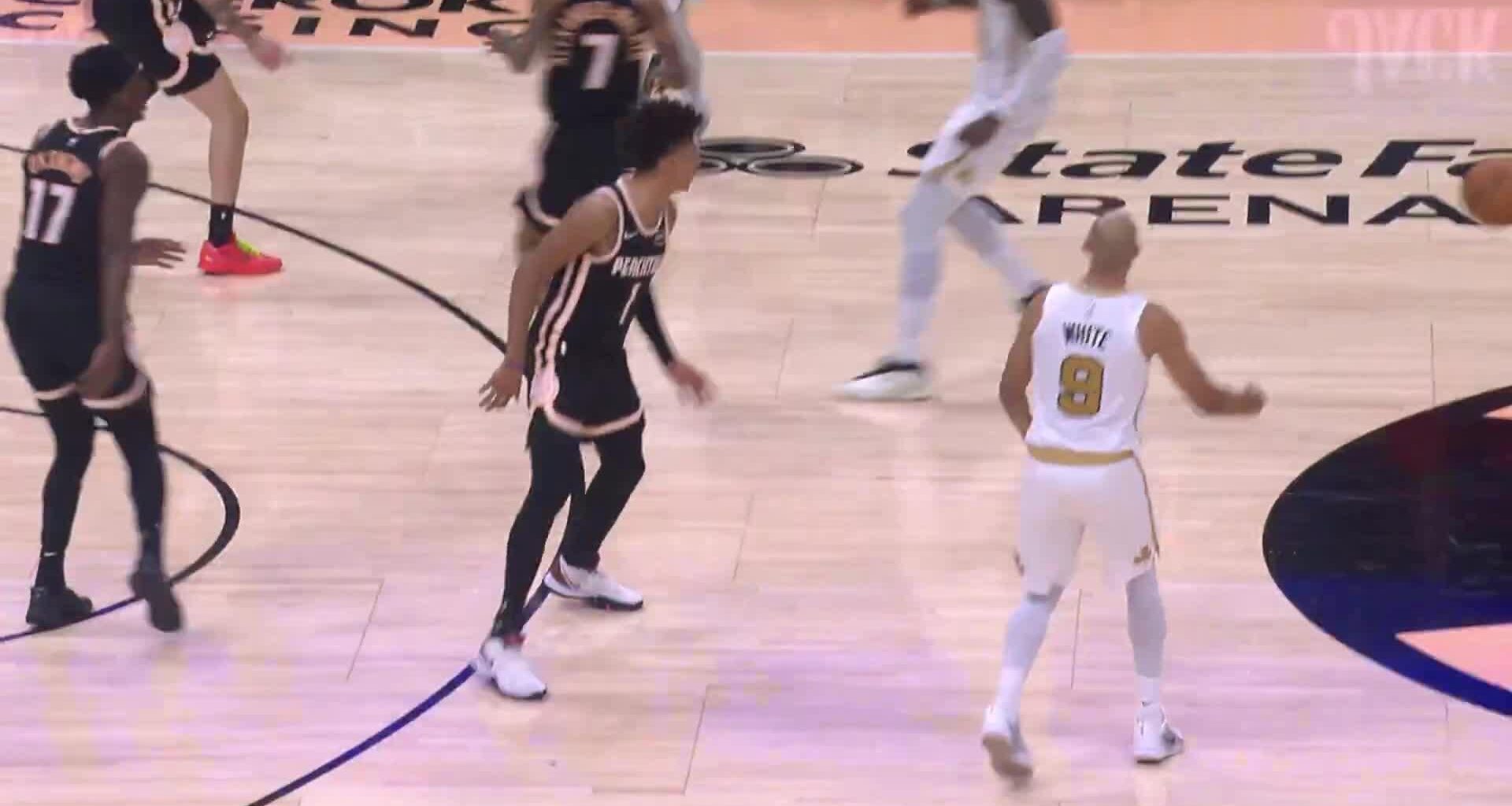 "Trae Young, tweet at us" - after Hawks give up 82 points in the first half