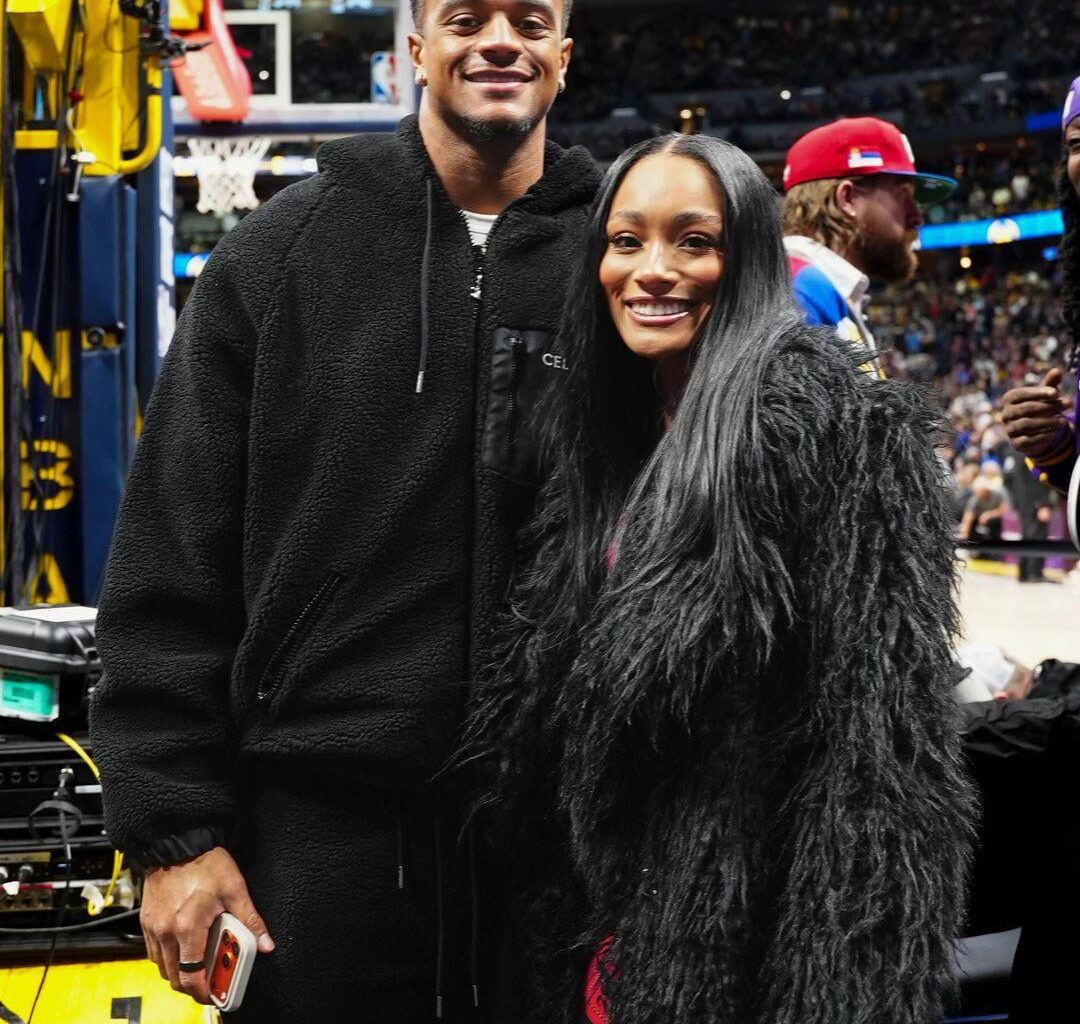 PS2 showing the Nuggets some love last night🏈🏔️🏀