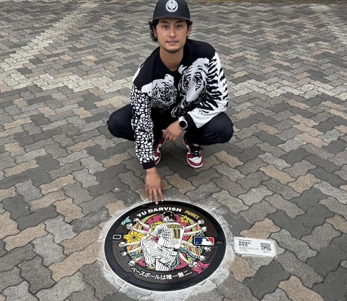 Yu Darvish visits his manhole cover in Osaka