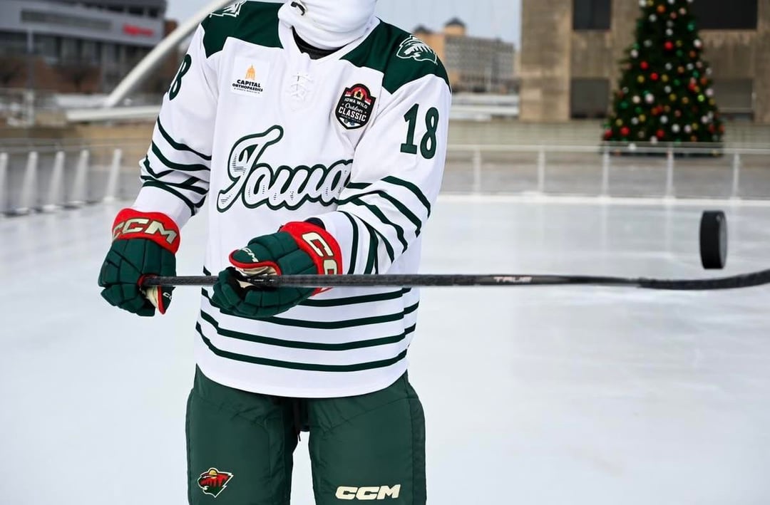 Iowa just dropped new unis ahead of Hockey Day Minnesota. Very clean!