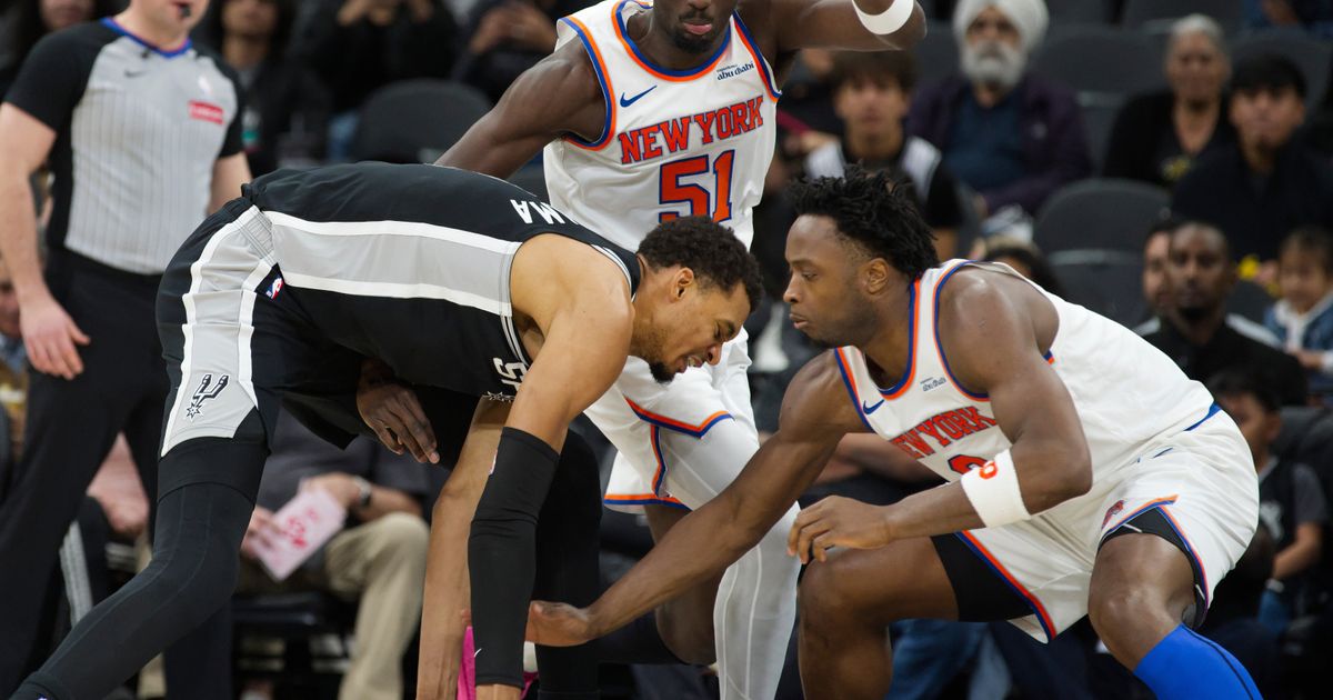 Spurs star Wembanyama leaves game versus Knicks with apparent left leg injury :: WRAL.com