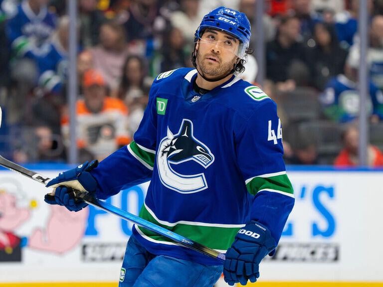 Report: Rangers pursuing Canucks’ Sherwood