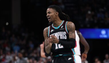 [Owczarski] The Milwaukee Bucks are interested in acquiring Ja Morant and continue to show interest in Zach LaVine.
