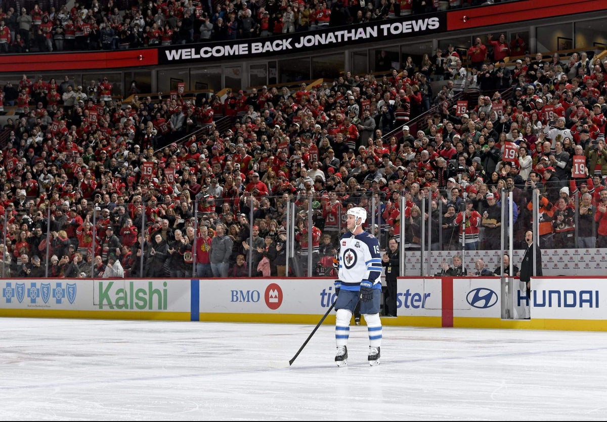 Blackhawks fans give Jonathan Toews 3-minute ovation in return to Chicago
