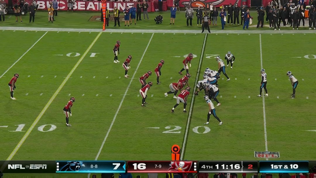 [Highlight] The legend, #54 recovers the fumble for the Bucs in the 4th quarter.