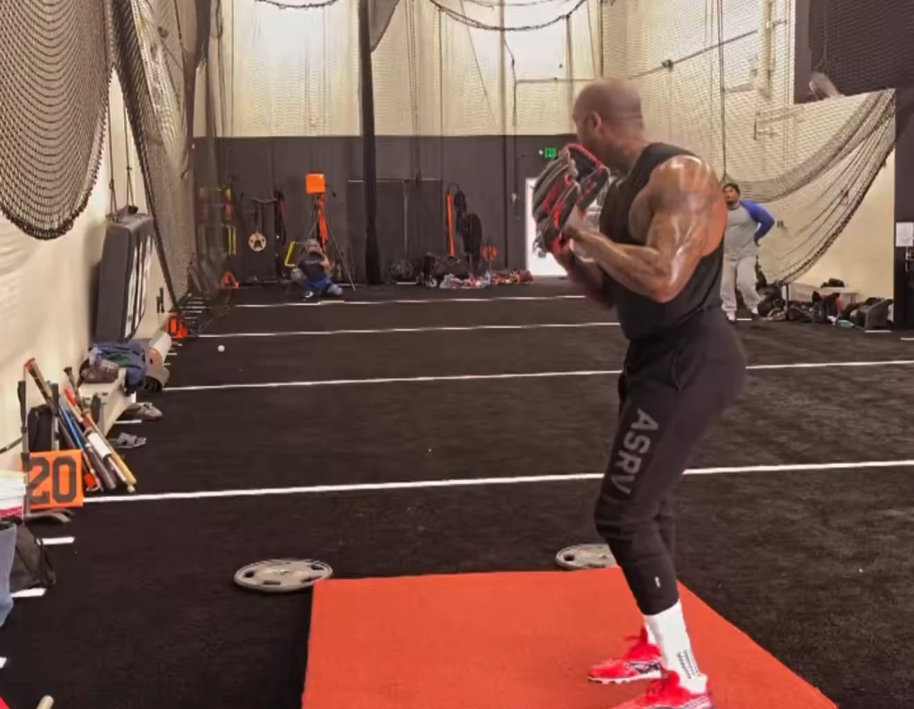Aroldis Chapman throwing heat in a bullpen session