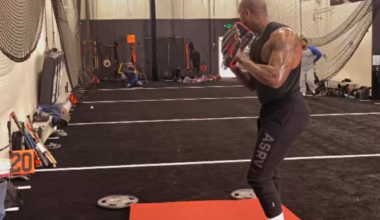 Aroldis Chapman throwing heat in a bullpen session