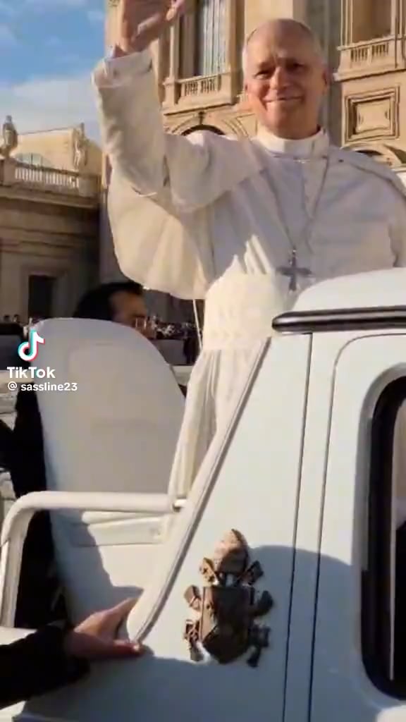 Pope shouts out Da Bears to Bears fans in the audience