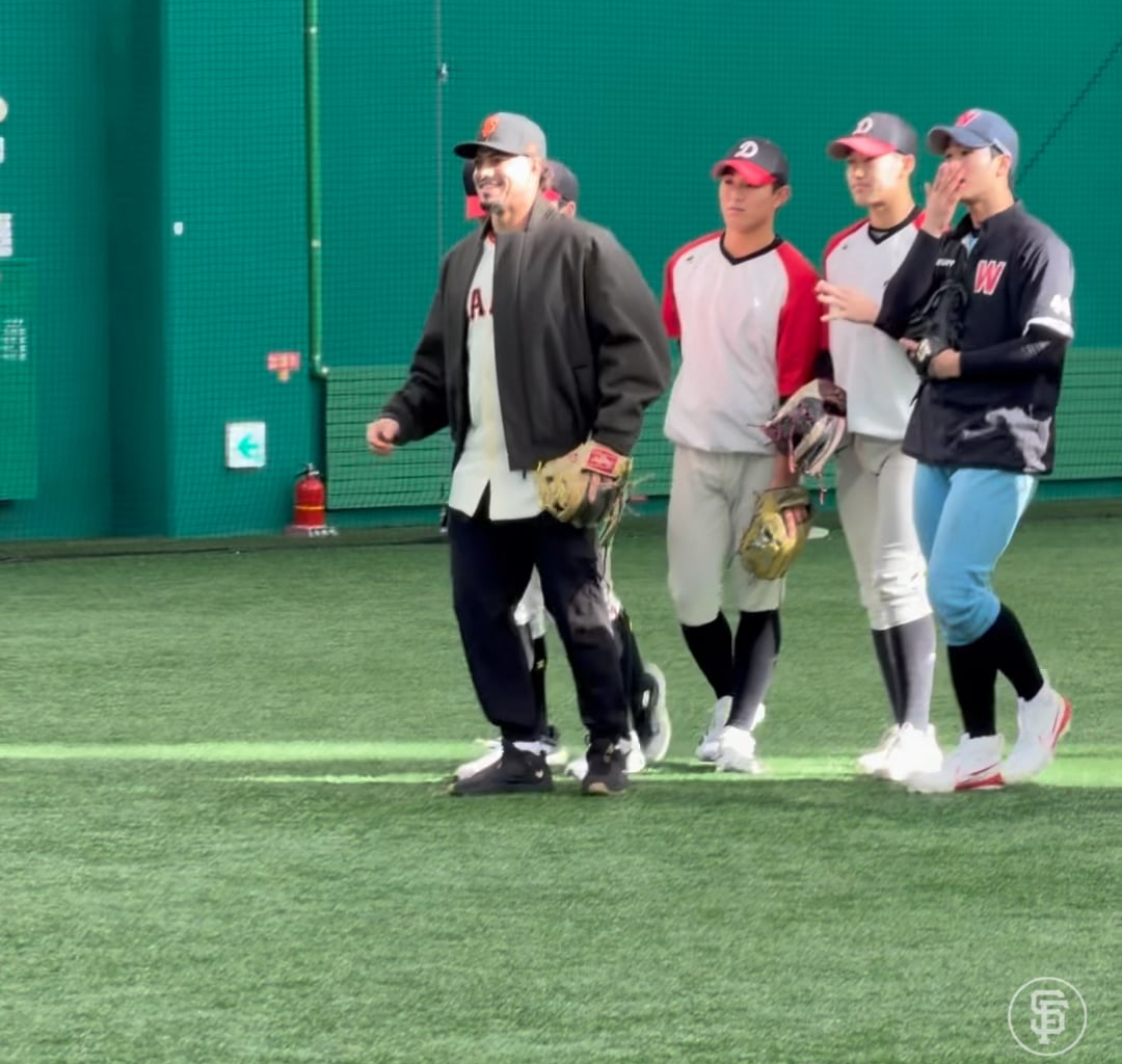 Willy Adames having the time of his life while taking drills with Whimoon and Deoksu High School
