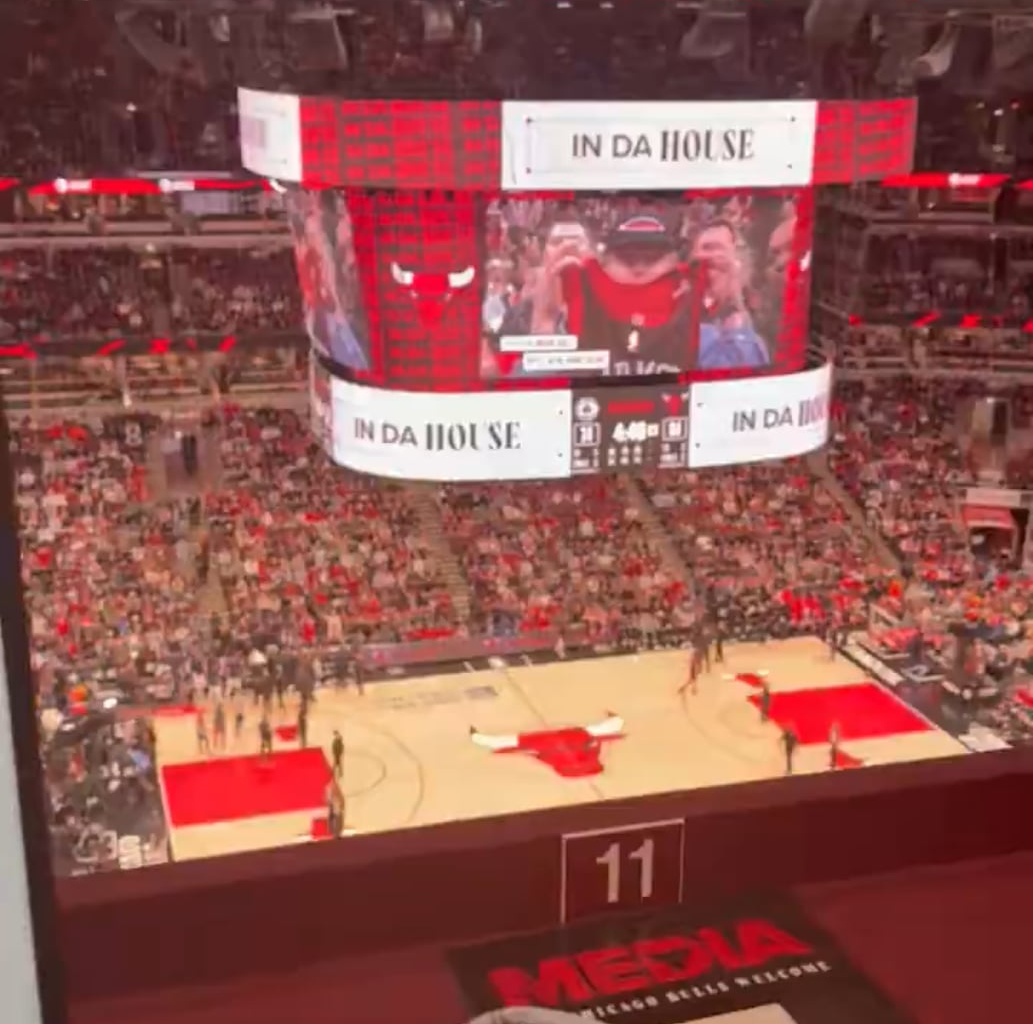 [Caleb Williams Fan Club] Listen to the crowd roar for PCA (Pete Crow-Armstrong) and Caleb Williams. Chicago sports are so back. 🔥