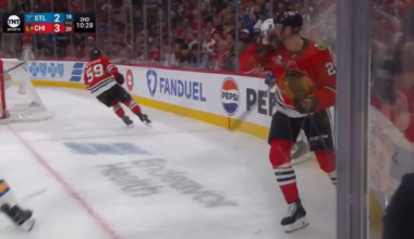 "Green Bay Sucks" chants emerge from chicago blackhawks crowd