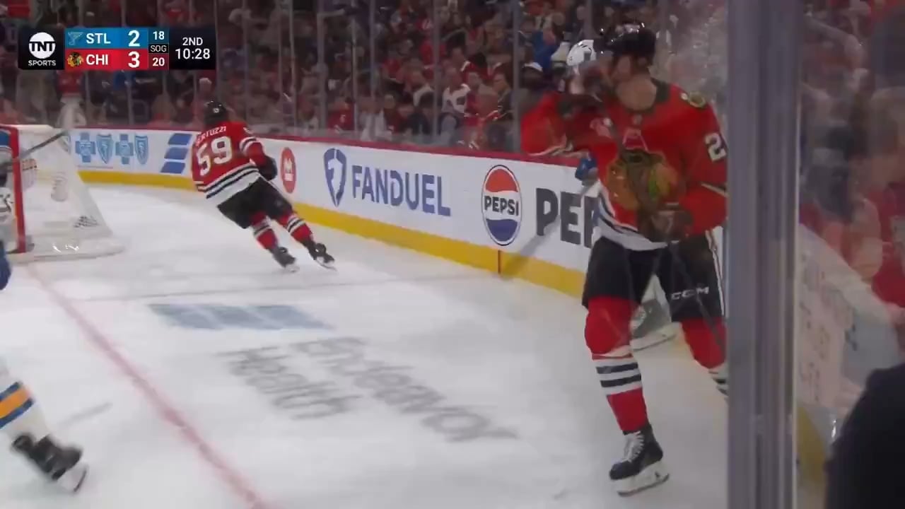 "Green Bay Sucks" chants emerge from chicago blackhawks crowd