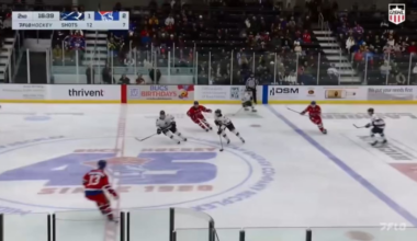 [LGRWProspects]Brent Solomon(4th round’25) 2 Goals(GWG) +/-0 3 SOG in a 5-4 OTW 1st ⭐️ of the game 2nd⭐️⭐️ of the night in the USHL. Incredible play in OT stay for the celebration.