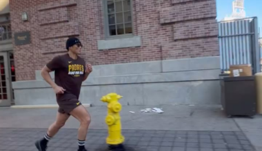 [Itoi] Darvish gave me a Padres T-shirt and shorts. I got so hyped that I ended up going for a run😘 Thank you, Darvish! Thank you, San Diego!☀️🌴