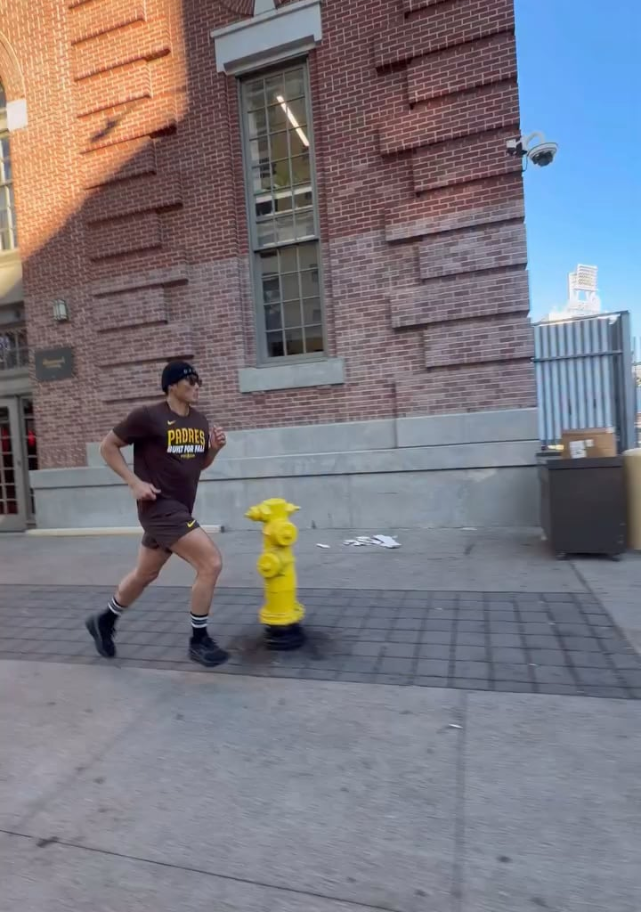 [Itoi] Darvish gave me a Padres T-shirt and shorts. I got so hyped that I ended up going for a run😘 Thank you, Darvish! Thank you, San Diego!☀️🌴