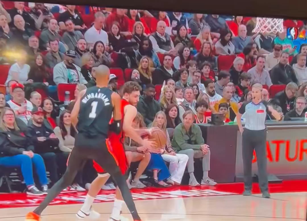 Can someone explain why this is a foul on Wemby?