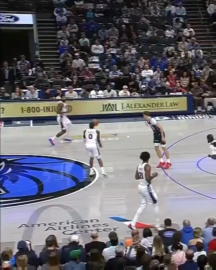 [Highlight] Sixers get hyped as PG goes up for the dunk!