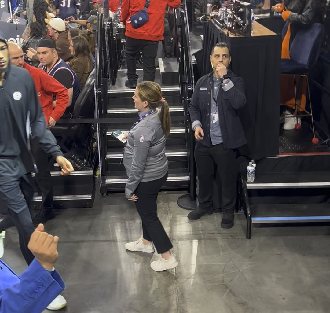 Telling Claxton to come to the Lakers