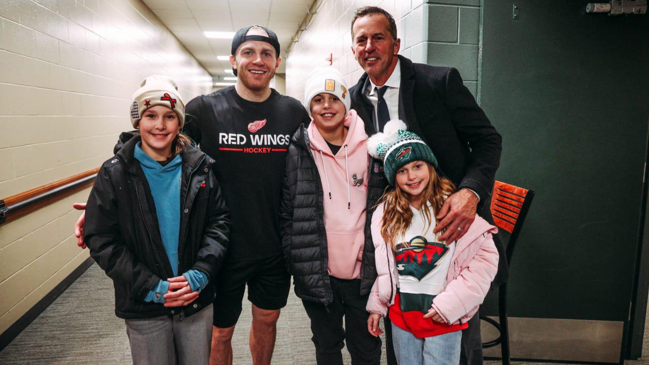 Modano introduces kids to Kane as forward chases U.S. scoring record | NHL.com