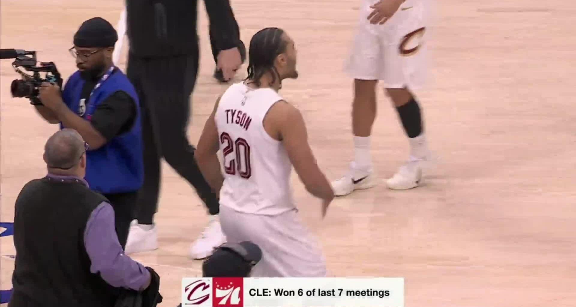 [Highlight] Jaylon Tyson gets down the lane and dishes to Mobley to put the Cavs ahead by 2 against the 6ers (with replays)