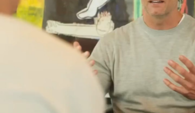 [Dante] Pretty awesome clip of Tom Brady telling the 2024 draft class about his legendary 28-3 comeback in the Super Bowl, while young Caleb Williams soaks it all in @CALEBcsw @TomBrady