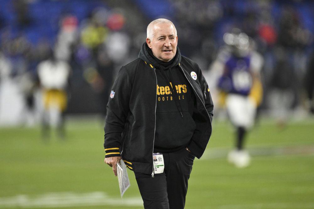 [Garafolo] The #Buccaneers are hiring veteran special teams coordinator Danny Smith, sources tell me and @RapSheet. Now 50 years into his coaching career, Smith is still going and still considered one of the best in the biz. On to Tampa for the 72-year-old, gum-chewing Smith.