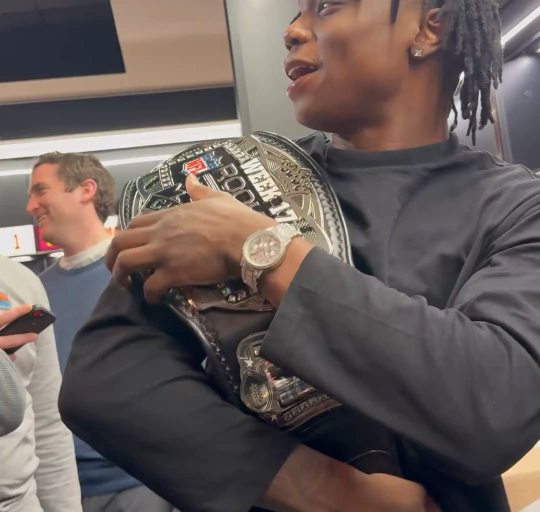 RB Jacory “Bill” Croskey-Merritt unboxing and flexing his Pepsi Zero Sugar Rookie of the Week belt from Week 17
