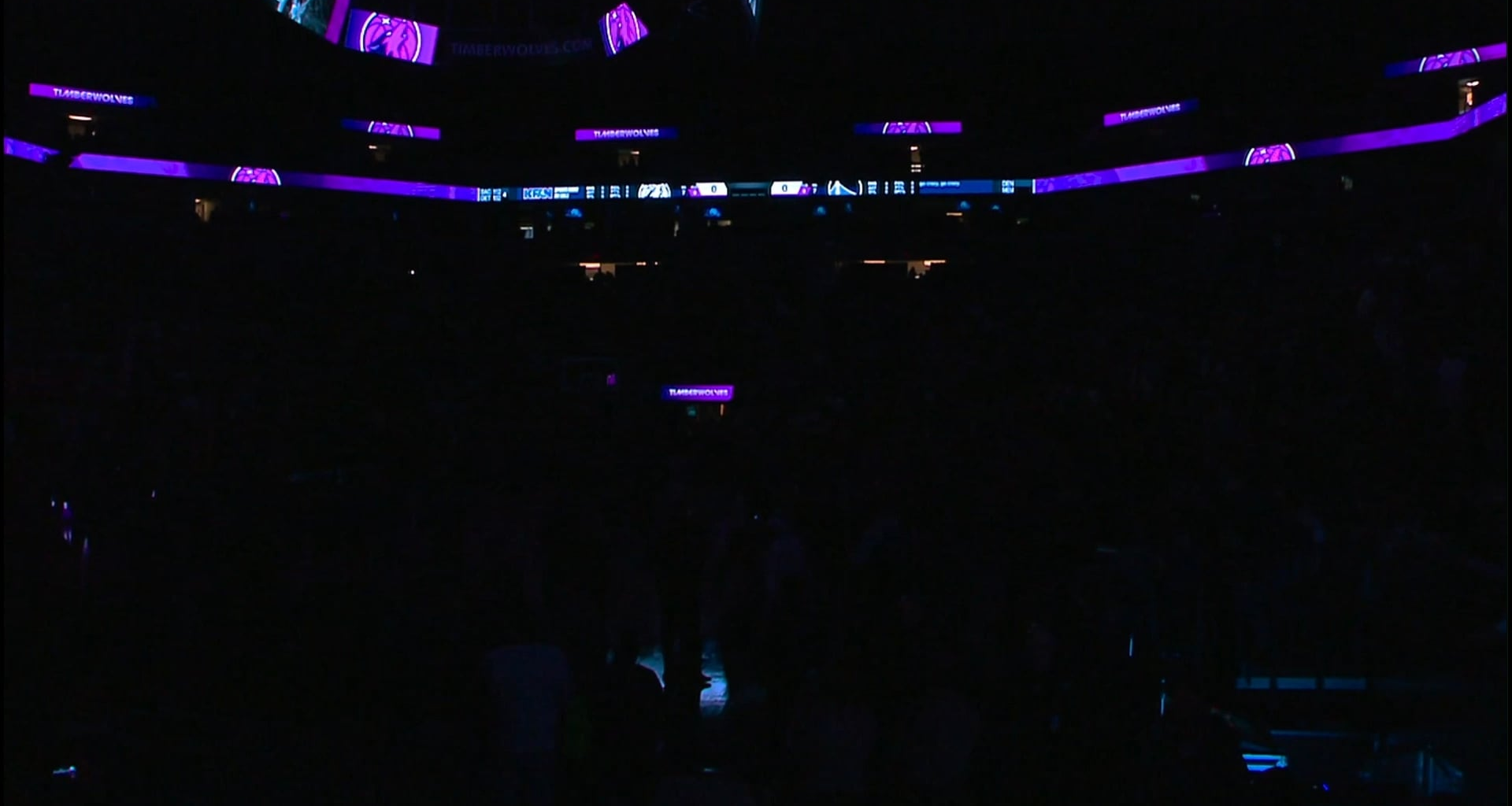 [Highlight] Minnesota holds a moment of silence for Alex Pretti, as multiple fans shout: "F*CK ICE!!!"