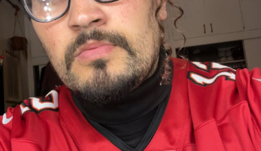 Thought I would show you all one of the coolest things in my Buccaneers apparel collection that I never get to wear because of the heat in Los Angeles. Behold my 1998 Buccaneers Long Sleeve Turtle Neck ☠️