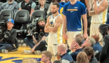 Steph was basically standing like this the entire 4Q 😞