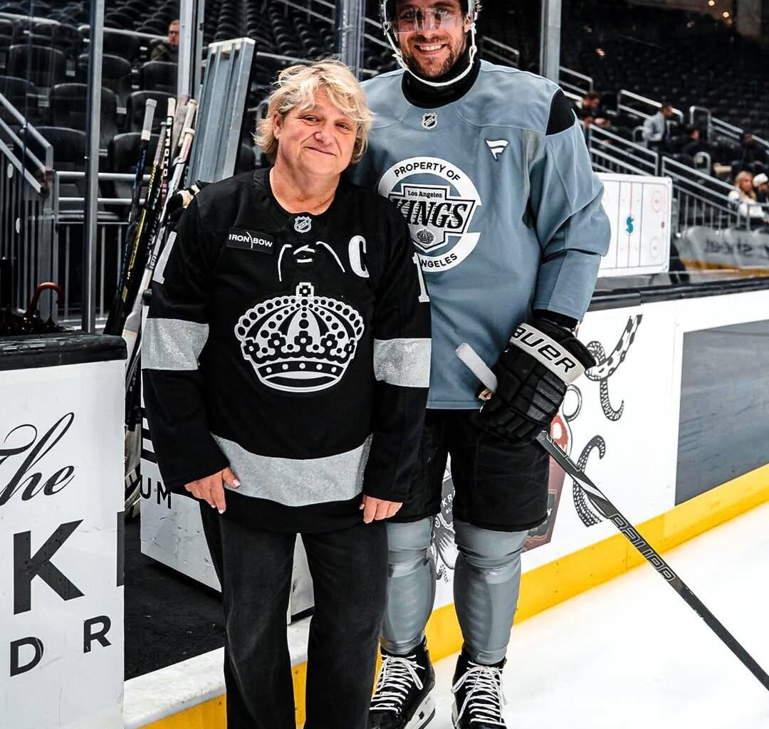 Anze Kopitar with his mom 🩶