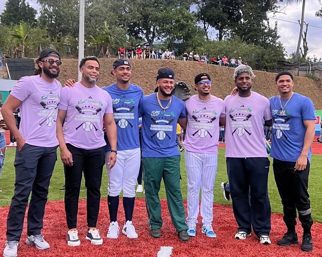 Fernando Tatis Jr. joined fellow MLB players to help inaugurate the baseball stadium in Julio Rodríguez’s hometown, a project Rodríguez supported with an investment of more than $400,000.